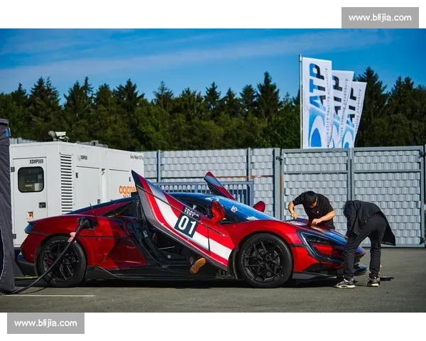赛车手冒雨狂奔，极限操控刷新风洞测试新纪录！